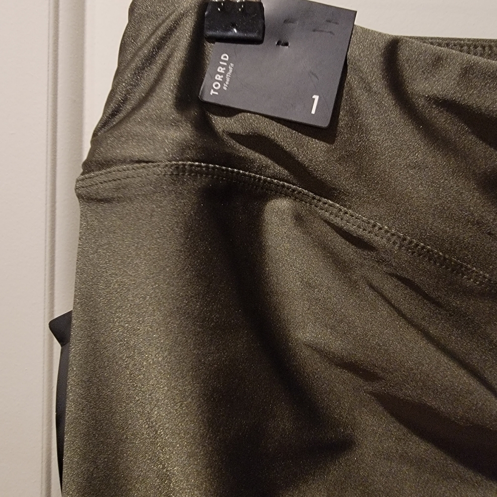 NWT Torrid Olive Workout Leggings Size 1X - Picture 3 of 6